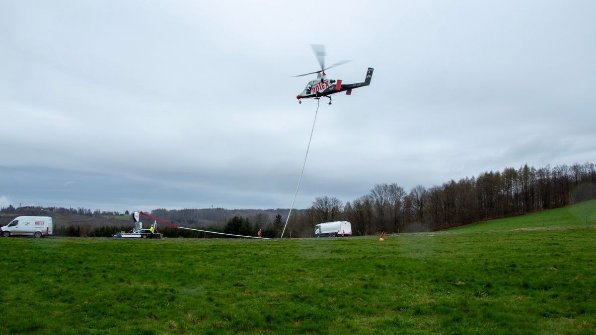 Zu einem Hubschrauber-Unfall ist es heute in Judenbach im Landkreis Sonneberg gekommen. Dort stürzte ein einsitziger Spezialhubschrauber der Schweizer Firma Rotex-Helicopter ab, der mit einer Spezialstange und einem speziellen hydraulischen Greifer zuvor Bäume an einem Steilhang gesägt und ausgeflogen hatte. Wie der MDR berichtet, hatte ihn eine starke Böe erwischt.