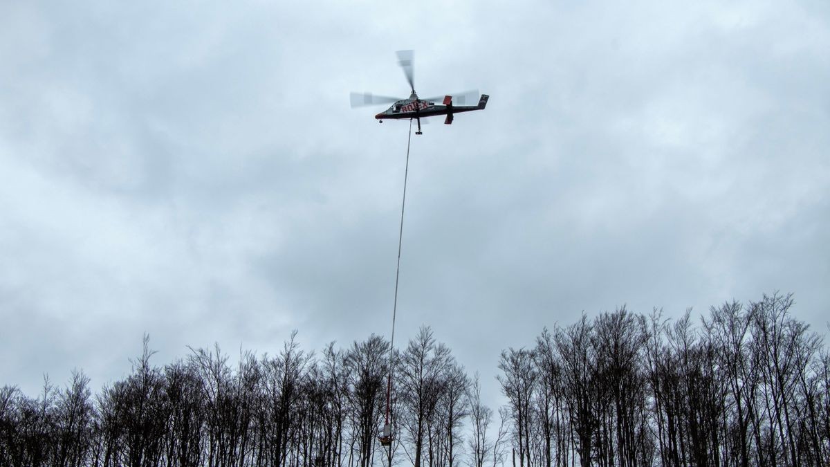 Zu einem Hubschrauber-Unfall ist es heute in Judenbach im Landkreis Sonneberg gekommen. Dort stürzte ein einsitziger Spezialhubschrauber der Schweizer Firma Rotex-Helicopter ab, der mit einer Spezialstange und einem speziellen hydraulischen Greifer zuvor Bäume an einem Steilhang gesägt und ausgeflogen hatte. Wie der MDR berichtet, hatte ihn eine starke Böe erwischt.