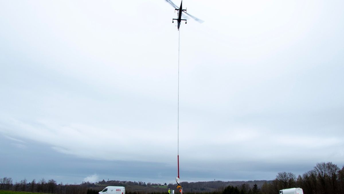 Zu einem Hubschrauber-Unfall ist es heute in Judenbach im Landkreis Sonneberg gekommen. Dort stürzte ein einsitziger Spezialhubschrauber der Schweizer Firma Rotex-Helicopter ab, der mit einer Spezialstange und einem speziellen hydraulischen Greifer zuvor Bäume an einem Steilhang gesägt und ausgeflogen hatte. Wie der MDR berichtet, hatte ihn eine starke Böe erwischt.