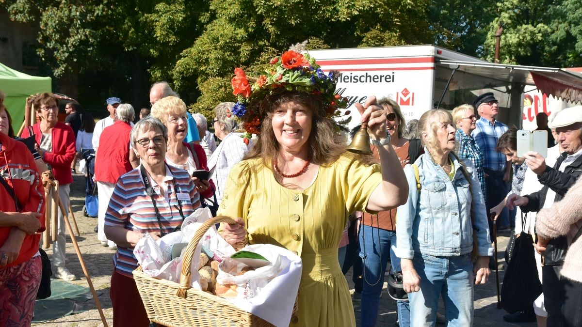 Eröffnet wird der Frühlingsmarkt von der Frühlingsfee mit der Handglocke.