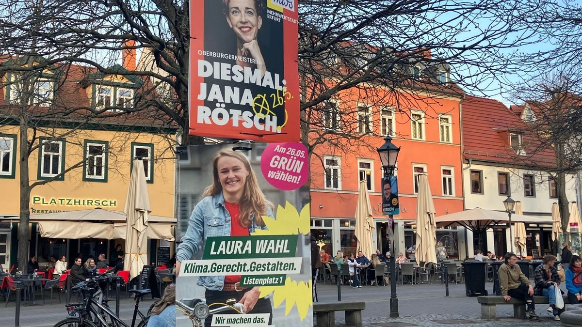 Auf dem Wenigemarkt buhlen Jana Rötsch (Mehrwertstadt) und Laura Wahl (Die Grünen) um die visuelle Aufmerksamkeit der Erfurter Wählerschaft.