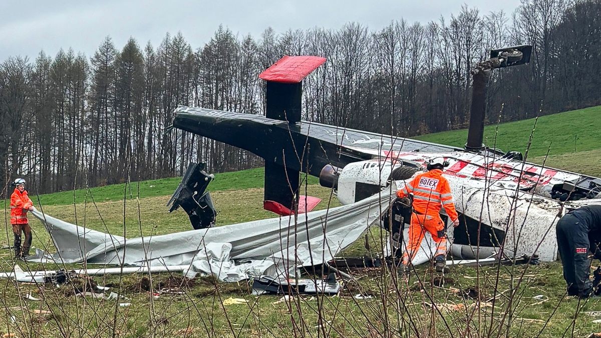 Blick auf die Absturzstelle eines Spezial-Hubschraubers bei Judenbach im Landkreis Sonneberg. Der Spezial-Hubschrauber war bei der Buchenholzernte an einem Steilhang bei Steinach im Thüringer Wald im Einsatz und hatte mit einer Spezialsäge und einem speziellen hydraulischen Greifer zuvor Bäume an einem Steilhang gesägt und ausgeflogen.