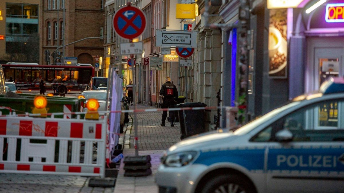 Am Donnerstagabend gegen 18.40 Uhr gab es erneut einen größeren Polizeieinsatz in der Schmidtstedter Straße in Erfurt, nachdem es zu einer Auseinandersetzung zwischen mehreren Personen gekommen war.