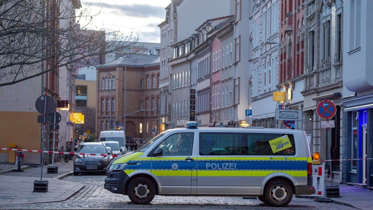 Polizeibeamte überprüften auch einen angrenzenden Parkplatz, möglicherweise nach einem Tatwerkzeug.