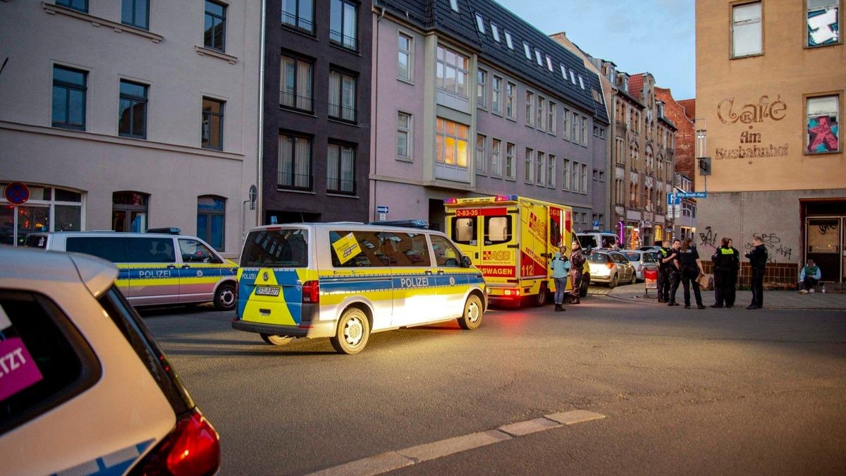 Die Straße war für mindestens zwei Stunden in Richtung Bahnhofstraße für die polizeilichen Ermittlungen gesperrt.