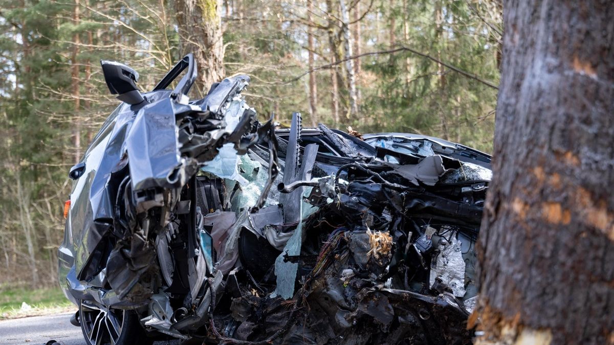 Bei dem Unfall starben zwei Menschen.