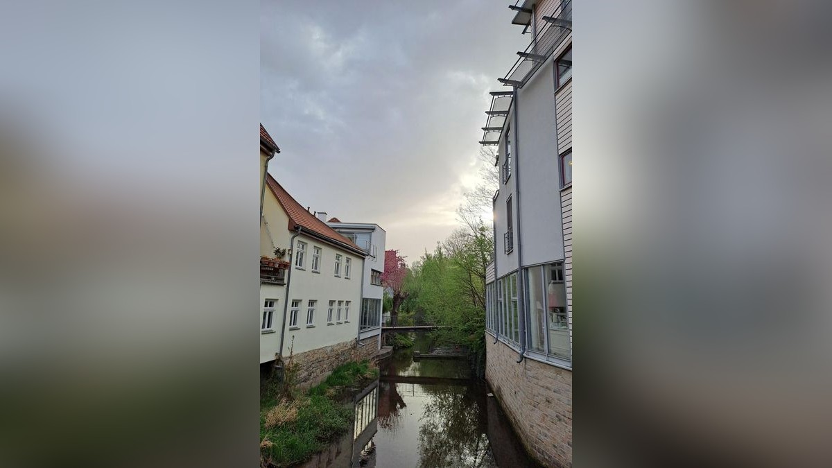 Ein gelblicher Himmel war am Montagmorgen auch über der Innenstadt, hier von der Langen Brücke aus, gut erkennbar.