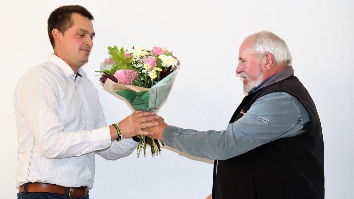 In seiner Funktion als ältestes Mitglied des Gemeinderates vereidigte Klaus Otto (rechts) im September 2022 den Bürgermeister der Einheitsgemeinde, Tobias Tressel.