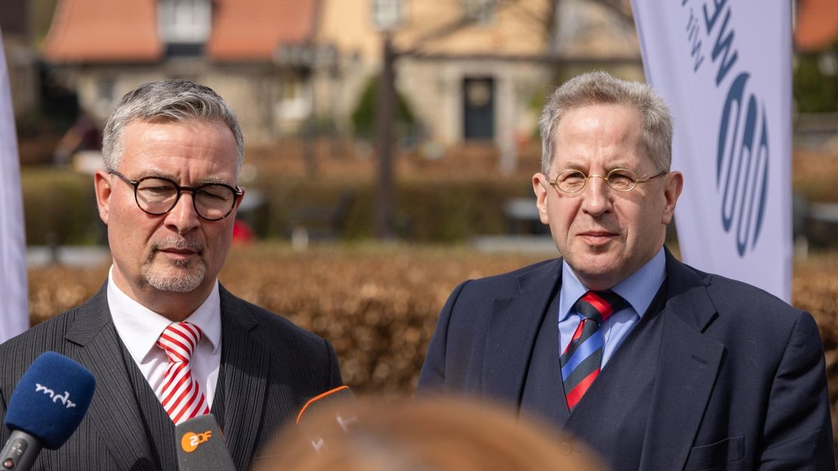 Bad Berka: Hans-Georg Maaßen (r), Bundesvorsitzender der Werteunion, und der gerade gewählte Landesvorsitzende Albert Weiler sprechen am Rande des Gründungsparteitages des Thüringer Landesverbandes.