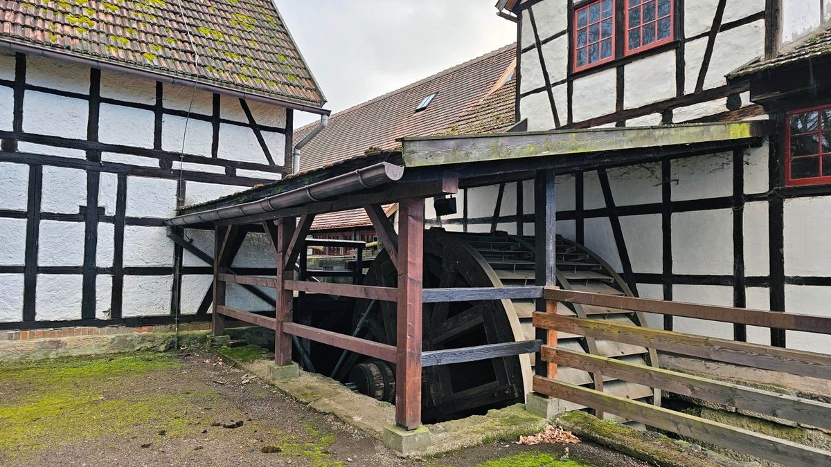 Das Wasserrad am Hammerwerk im Ohrdrufer Tobiashammer steht still. Die Stadt will das technische Denkmal sanieren, doch gibt es Verzögerungen. Jetzt will der Verein Tobiashammer-Forum das Gelände pachten.