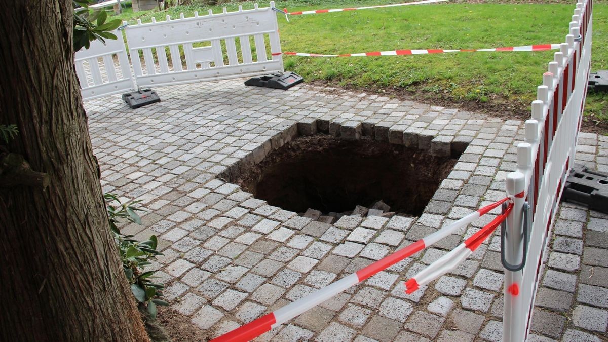 Auf dem Weg zum Friedhof in Werna hat sich am Sonntag ein kleiner Erdfall gebildet. Das Loch ist zwei Meter tief und hat einen Durchmesser von drei Metern.