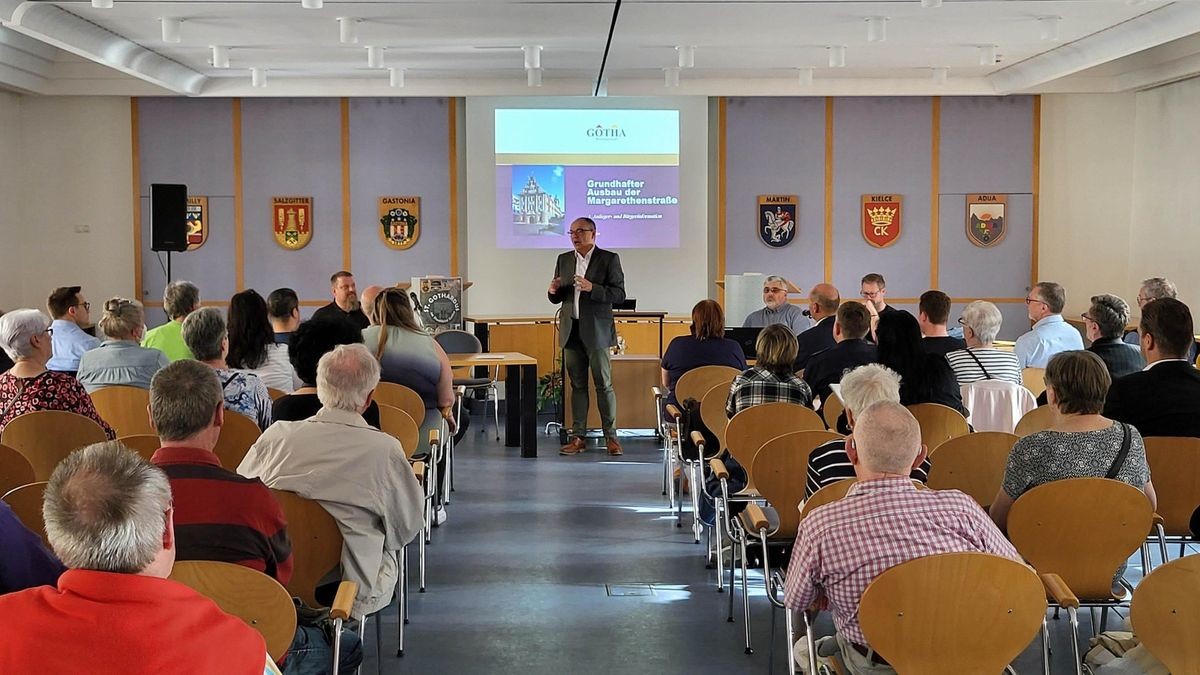 Bei der Bürgerversammlung im Gothaer Rathaus ging es um die bevorstehende Sanierung der Margarethenstraße. 50 interessierte Bürger folgten den Ausführungen von Oberbürgermeister Knut Kreuch (Mitte).