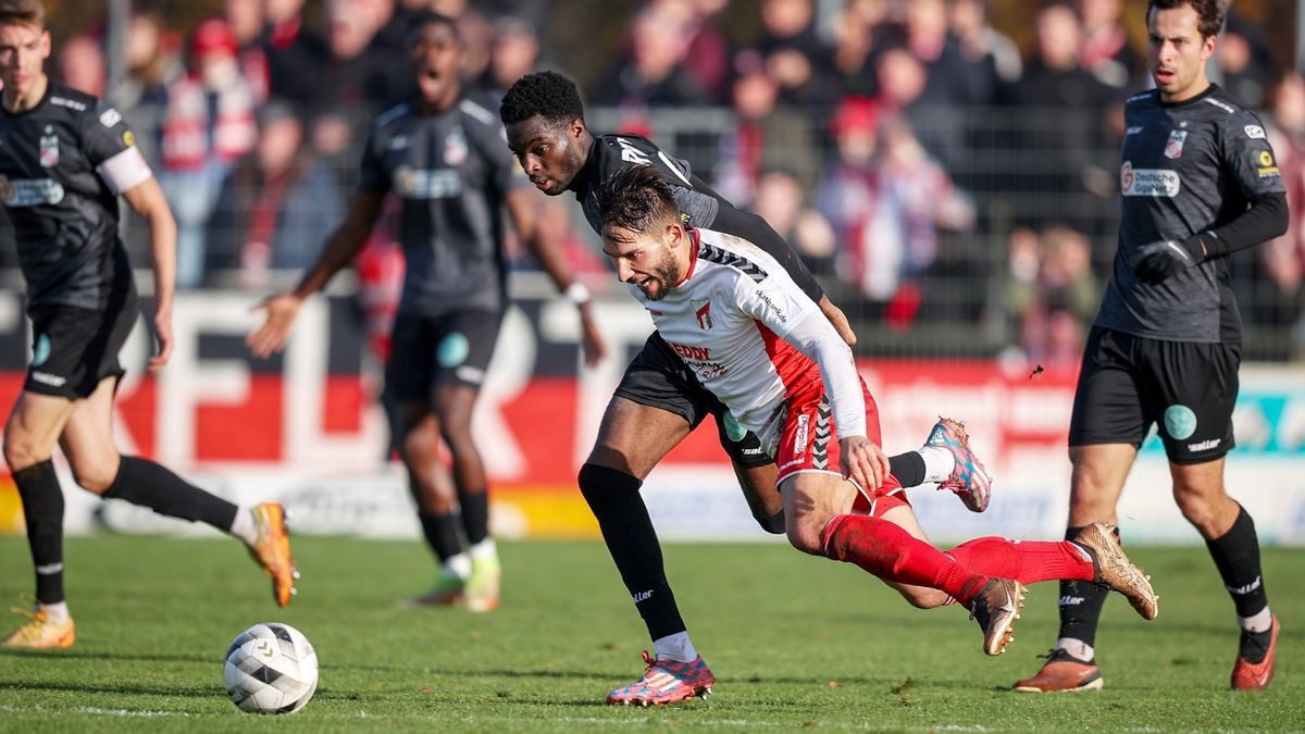 Andy Trübenbach (vorn) behauptet sich gegen Erfurts Daniel Muteba. Nun wechselt der Meuselwitzer die Seiten und kommt zum FC Rot-Weiß.