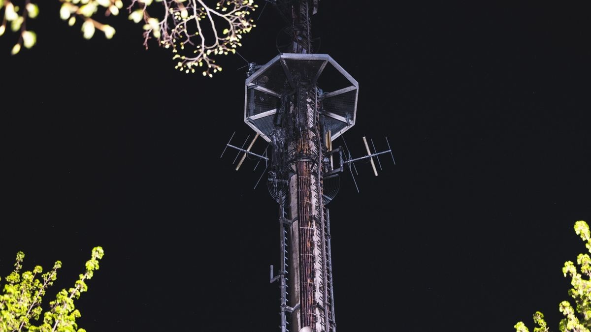 Ein Sendemast brennt am Pößnecker „Sportplatz am Wald“ komplett ab.