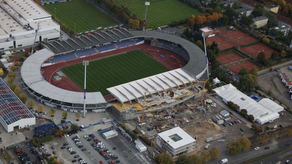 Das Eintracht-Stadion an der Hamburger Straße, aufgenommen aus der Luft im Oktober 2012. Das Foto dokumentierte damals die großen Bauarbeiten im Bereich der Haupttribüne und den neu gestalteten Stadionvorplatz.