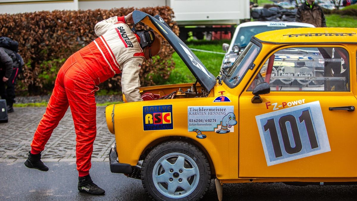 Auch nostalgische Autos, wie ein Trabant, sind bei der Roland-Rallye zu bestaunen. Da muss es ab und an einen prüfenden Blick geben.