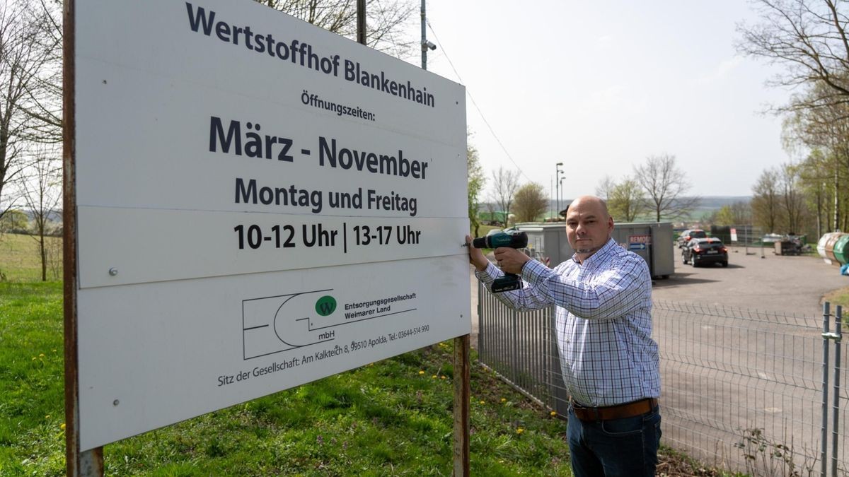 EGW-Chef Christian Leisering brachte das Schild mit den neuen Öffnungszeiten am Tor zur Blankenhainer Anlage an.