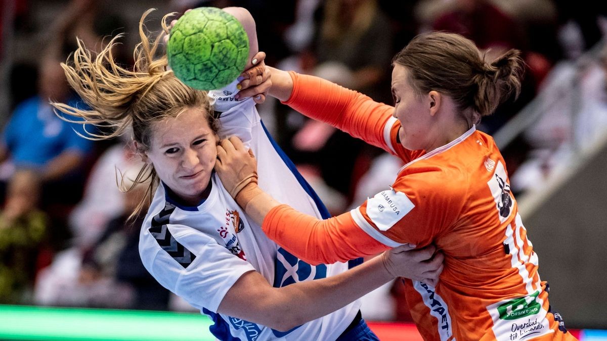 Julie Holm (links, hier noch für den dänischen Erstligisten Holstebro gegen Odense am Ball) wechselt in die Bundesliga.