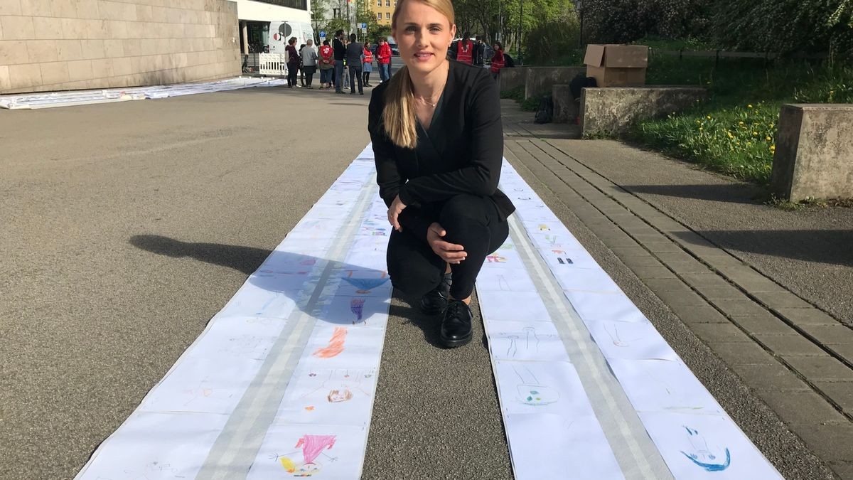 Melanie Fahrenberger, Leiterin der DRK-Kita in Schwerstedt, während der Aktion für einen besseren Betreuungsschlüssel vor dem Landtag.