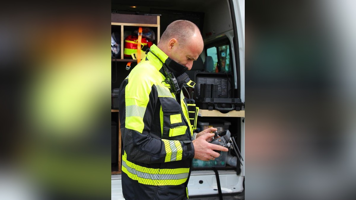 Christian Engel ließ die Drohne der Feuerwehr Kyffhäuserland bei einer simulierten Waldbrandübung Ende Mai am Hachelbicher Ortsrand in die Lüfte steigen. (Archiv)