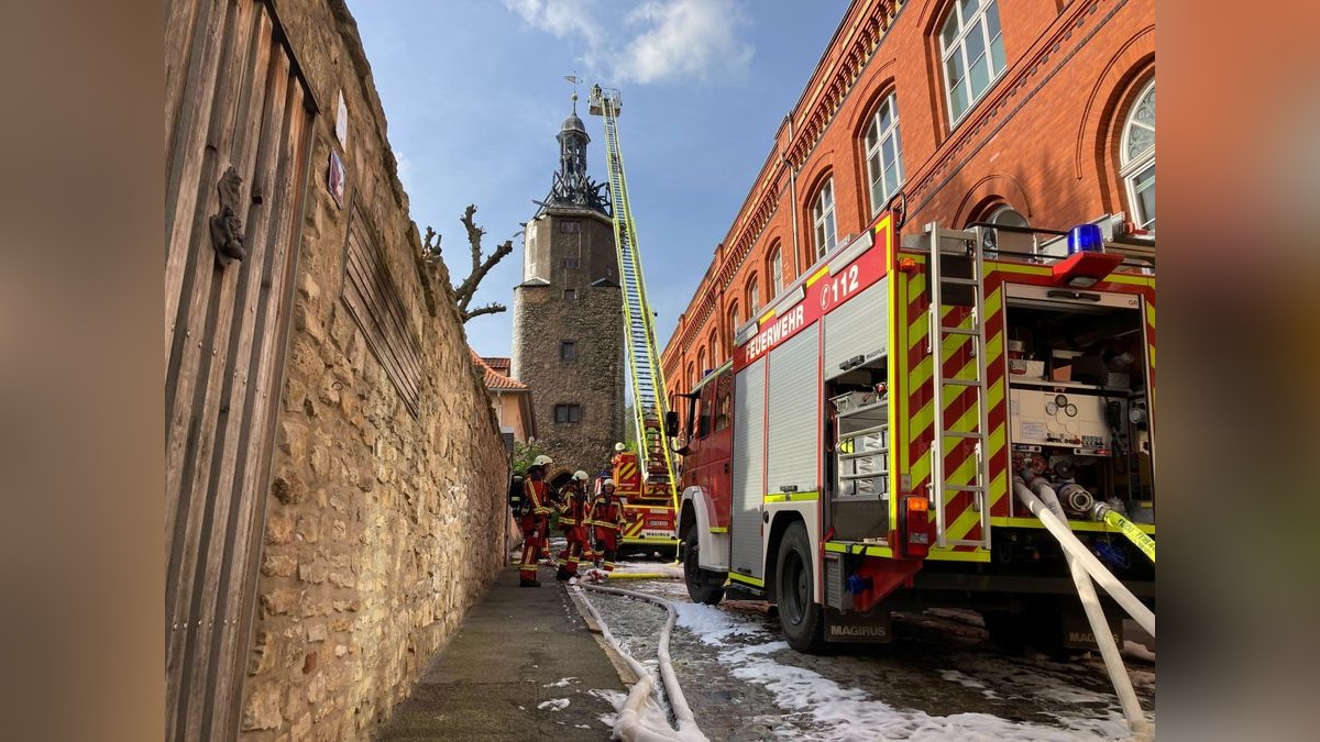 In der Spitze des historischen Neutorturms in Arnstadt ist am Sonntag ein Feuer ausgebrochen.