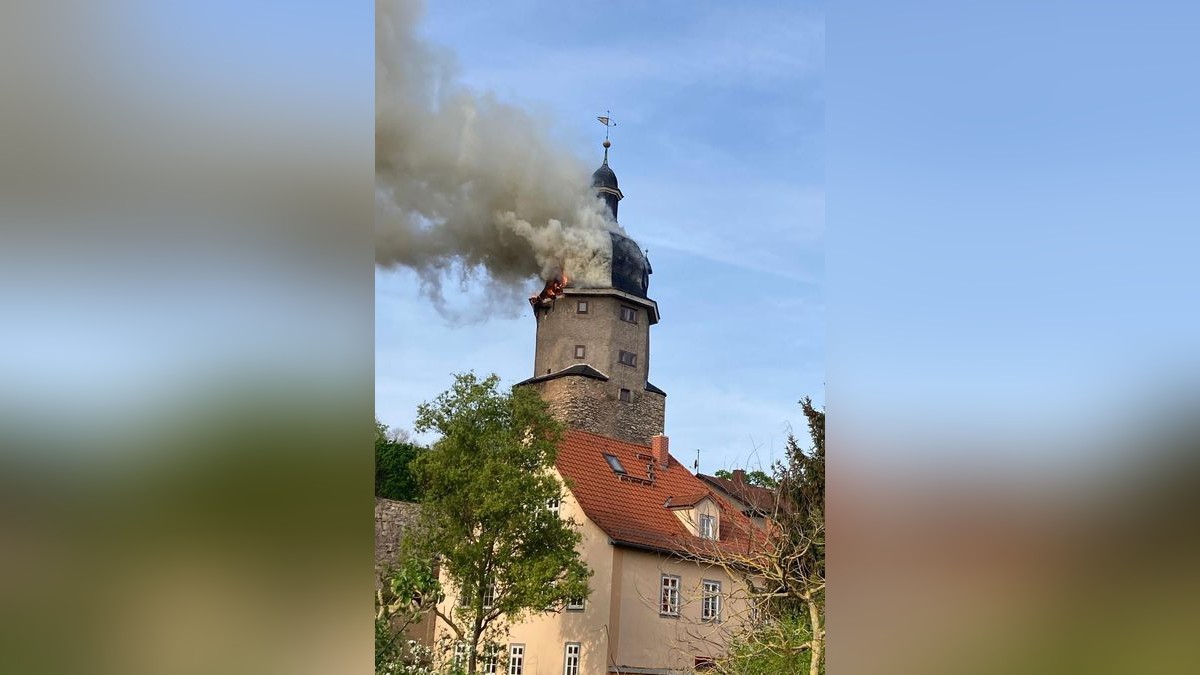 Der Dachstuhl des Turms sei in Flammen aufgegangen und weitgehend zerstört worden, sagte ein Sprecher der Landeseinsatzzentrale der Polizei in Erfurt. 