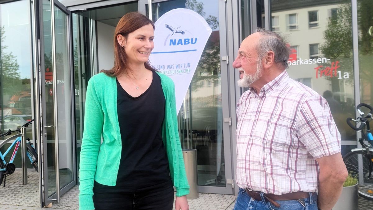 Detlev Schneider (rechts) bleibt ein weiteres Jahr Vorsitzender des Nabu-Kreisverbandes Sömmerda. Hier ist er im Gespräch mit Nadine Wölfel, der Vizechefin des Verbandes. An der Mitgliederversammlung am Freitag im Sparkassentreff nahmen 25 Männer und Frauen teil. Aktuell zählt der Verband 1301 Mitglieder. 