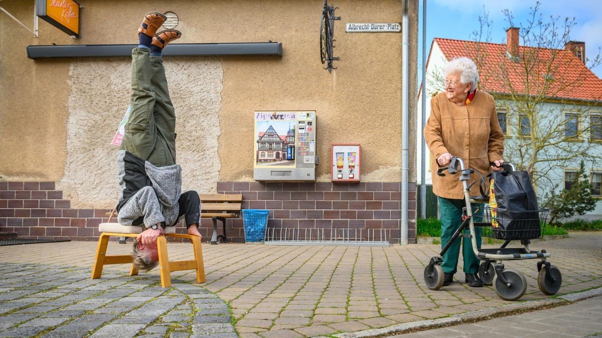 Die 90-jährige Christa Schulze beobachtet am vergangenen Mittwoch den 85-jährigen Siegfried Junker, wie er am Vormittag einen Kopfstand am Albrecht-Dürer-Platz machte.