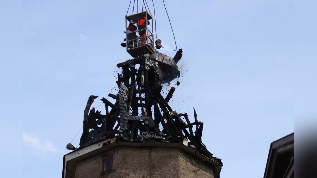 In der Spitze des historischen Neutorturms in Arnstadt ist am Sonntag ein Feuer ausgebrochen.