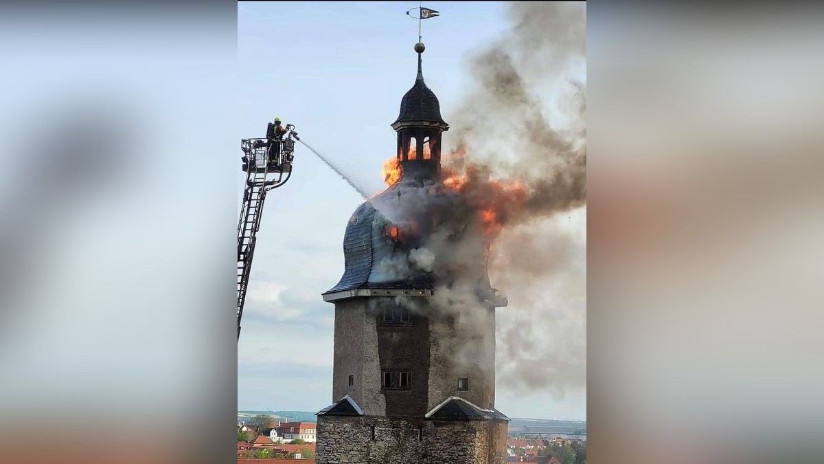 Sonntagmorgen um halb neun Uhr in Arnstadt: Die Feuerwehr versucht, den brennenden Neutorturm zu löschen.