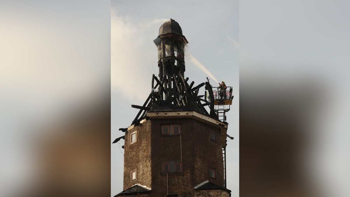 In der Spitze des historischen Neutorturms in Arnstadt ist am Sonntag ein Feuer ausgebrochen.