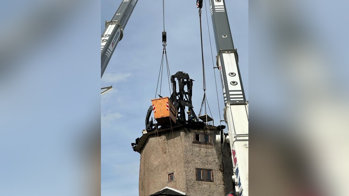 In der Spitze des historischen Neutorturms in Arnstadt ist am Sonntag ein Feuer ausgebrochen.