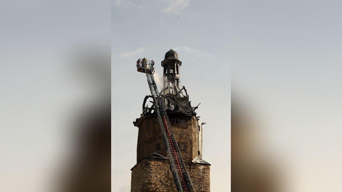 In der Spitze des historischen Neutorturms in Arnstadt ist am Sonntag ein Feuer ausgebrochen.