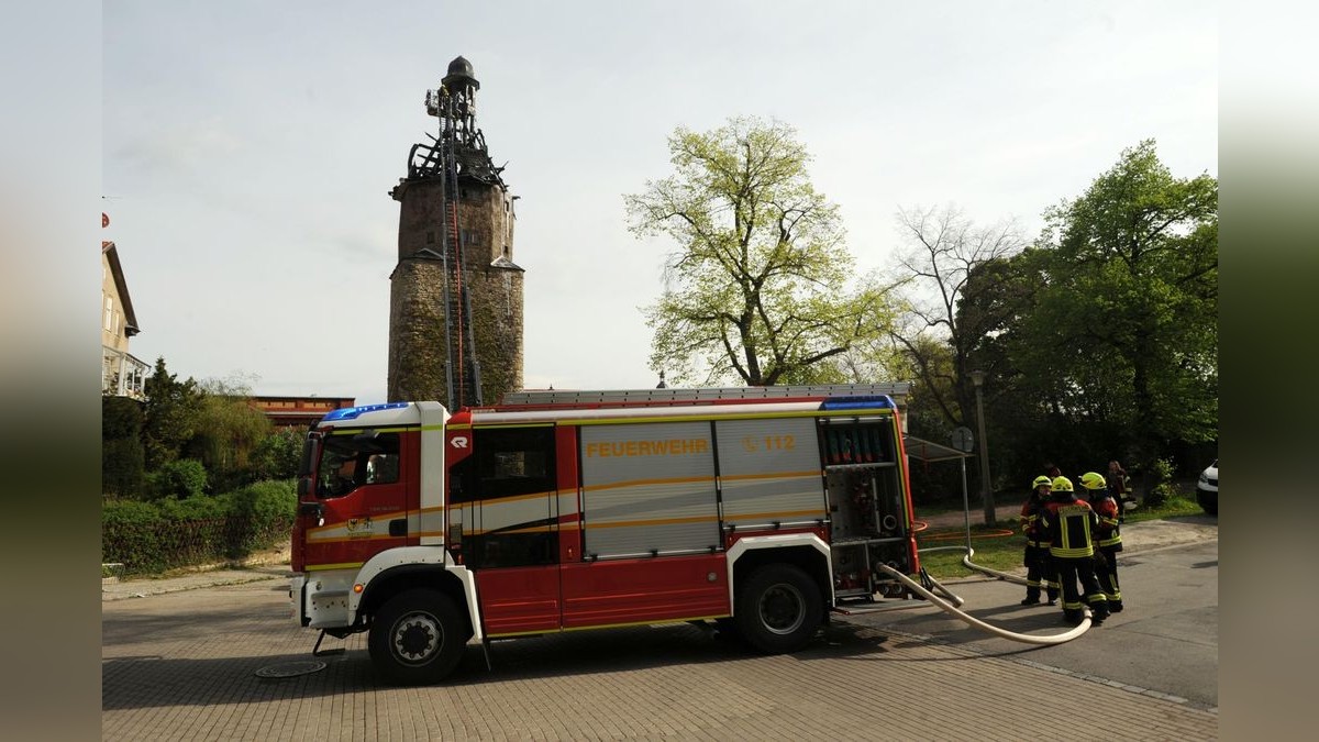 In der Spitze des historischen Neutorturms in Arnstadt ist am Sonntag ein Feuer ausgebrochen.