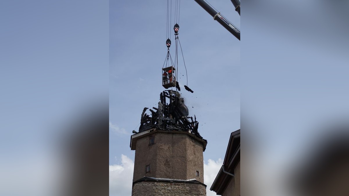 In der Spitze des historischen Neutorturms in Arnstadt ist am Sonntag ein Feuer ausgebrochen.