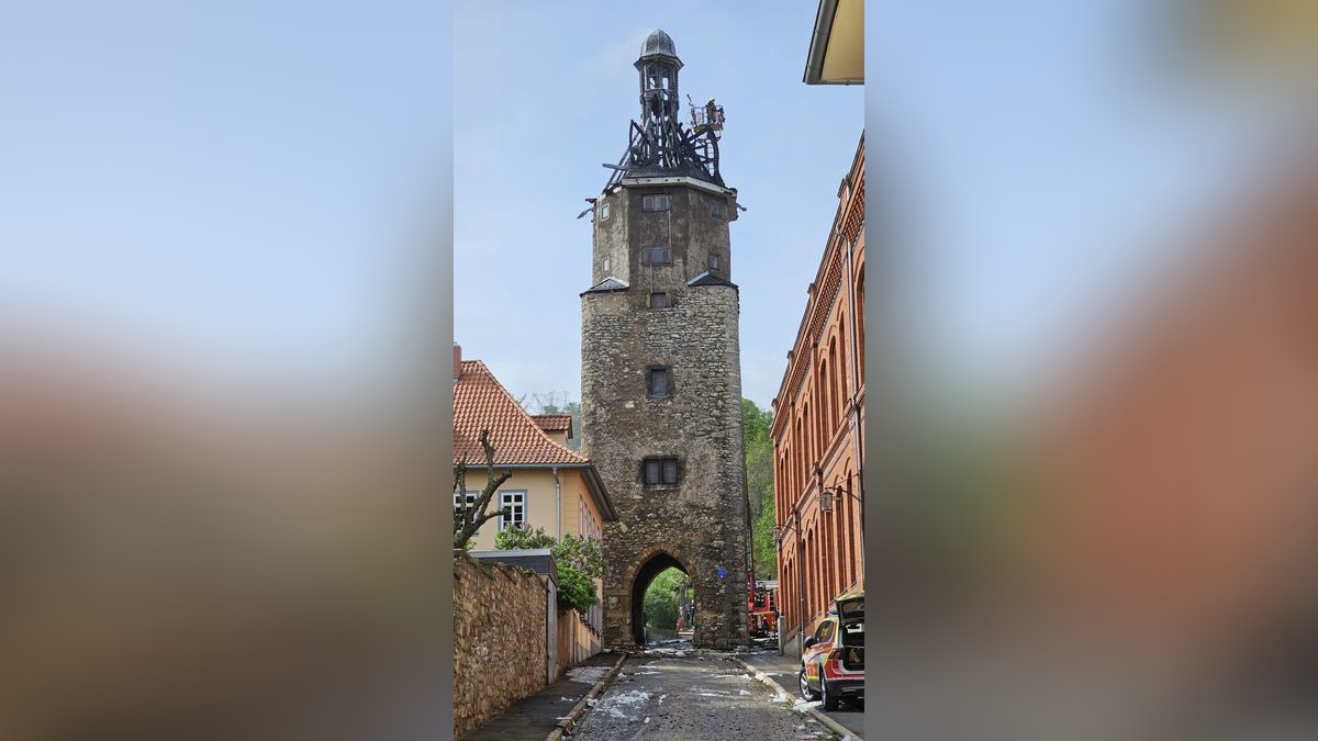 In der Spitze des historischen Neutorturms in Arnstadt ist am Sonntag ein Feuer ausgebrochen.