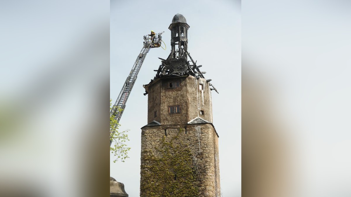 In der Spitze des historischen Neutorturms in Arnstadt ist am Sonntag ein Feuer ausgebrochen.