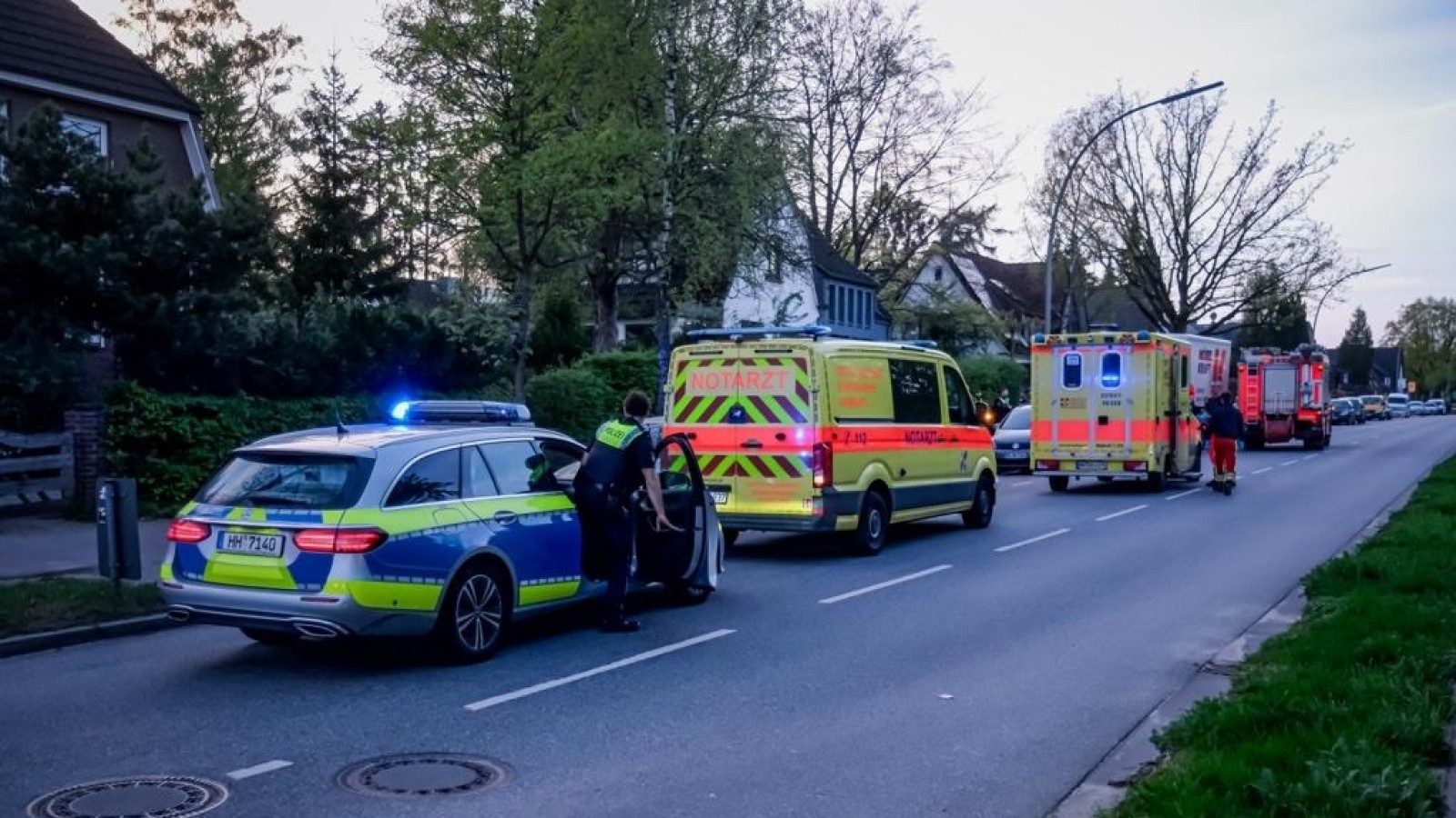 Feuerwehr Hamburg Kind fällt in Gartenteich und muss reanimiert werden