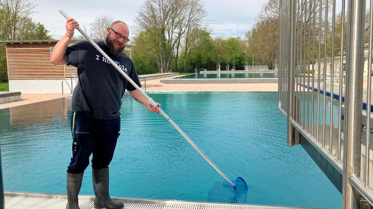 Objektleiter Florian Schirm ist mit dem Stand der Vorbereitungen auf die Badesaison zufrieden.