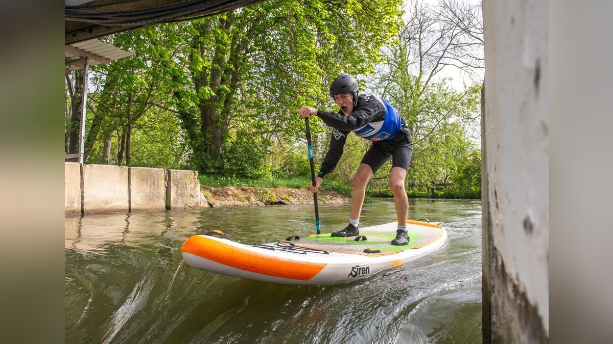 Am Wochenende wurde die 3. Deutsche Meisterschaft im Wildwasser-Stand-Up-Paddling auf dem Unstrut-Kanukanal in Sömmerda ausgetragen. Im Foto: Nils Grambow #19 (Oberalster Hamburg)