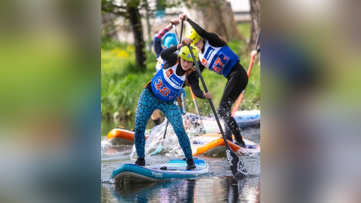 Am Wochenende wurde die 3. Deutsche Meisterschaft im Wildwasser-Stand-Up-Paddling auf dem Unstrut-Kanukanal in Sömmerda ausgetragen. Im Foto: Lenka Boravickova #38 (Tambo Team), Jette Raulf #45 (WSC Lippstadt), Kira Rengbers #47 (WSV Arendsee)