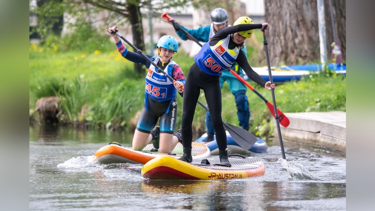 Am Wochenende wurde die 3. Deutsche Meisterschaft im Wildwasser-Stand-Up-Paddling auf dem Unstrut-Kanukanal in Sömmerda ausgetragen. Im Foto:  Nala Zeigner #50 (WSC Lippstadt), Jette Raulf #45 (WSC Lippstadt),  (Wettbewerb Boardcross weibliche Jugend U16)