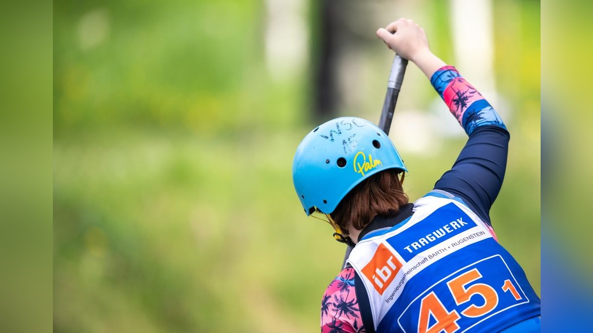 Am Wochenende wurde die 3. Deutsche Meisterschaft im Wildwasser-Stand-Up-Paddling auf dem Unstrut-Kanukanal in Sömmerda ausgetragen. Im Foto:    Jette Raulf #45 (WSC Lippstadt), (Wettbewerb Boardcross weibliche Jugend U16)