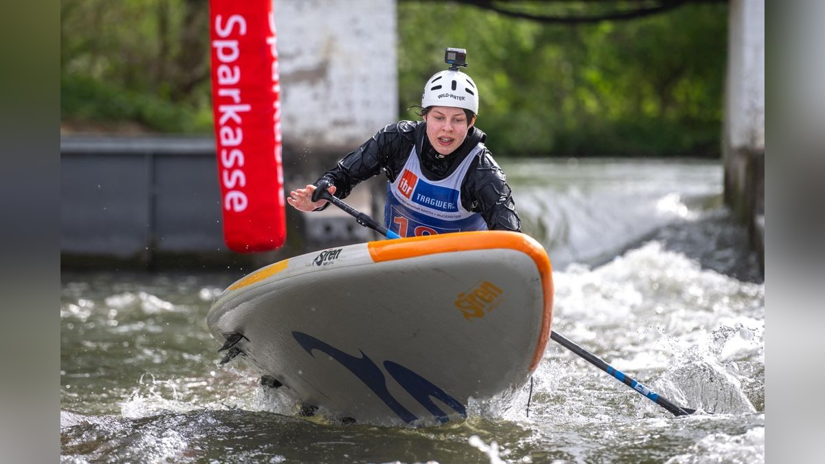 Am Wochenende wurde die 3. Deutsche Meisterschaft im Wildwasser-Stand-Up-Paddling auf dem Unstrut-Kanukanal in Sömmerda ausgetragen. Im Foto:  Nils Grambow #19 (Oberalster Hamburg)