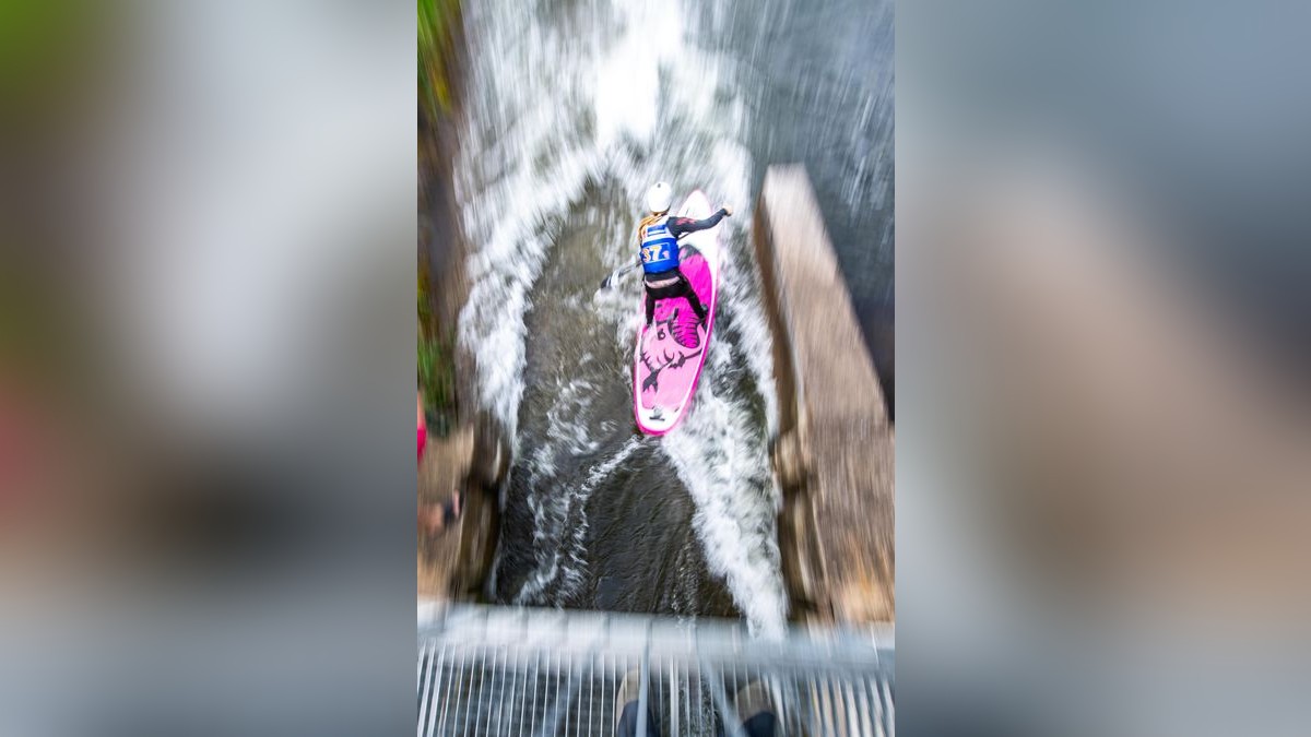 Am Wochenende wurde die 3. Deutsche Meisterschaft im Wildwasser-Stand-Up-Paddling auf dem Unstrut-Kanukanal in Sömmerda ausgetragen. Im Foto:  Kristýna Babianková #37 (Tambo Team)