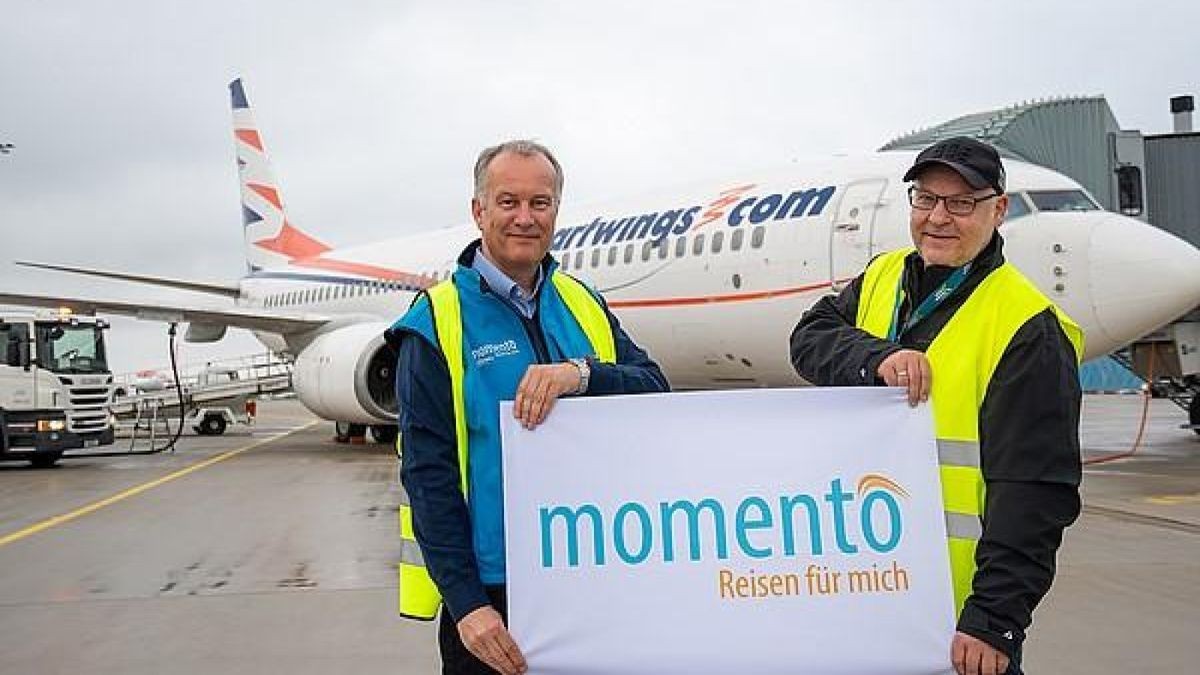 Momento-Geschäftsführer Axel Schmidt und Flughafen-Pressesprecher Hans-Holm Bühl vor dem vollbesetzten Smartwings-Flieger.