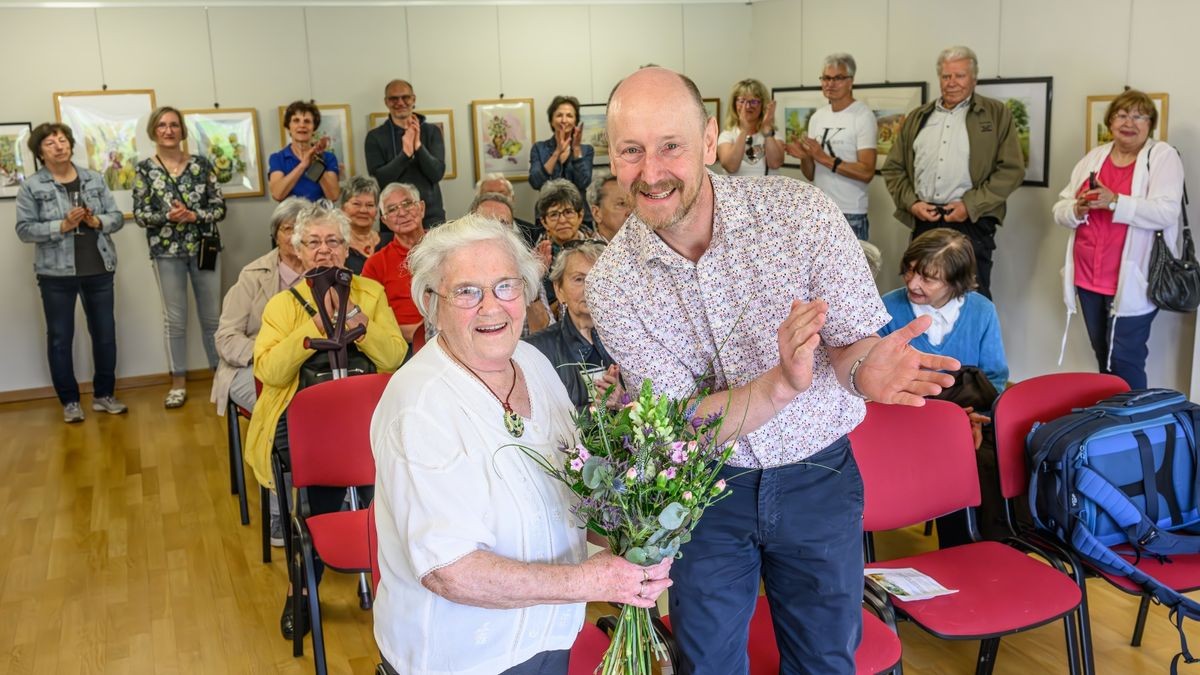 Schnepfenthals Ortsteilbürgermeister Steffen Fuchs gratulierte Sigrid Heyn anlässlich der Ausstellungseröffnung.