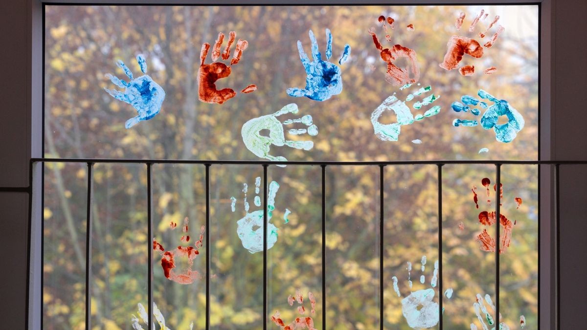 Kita-Kinder-Kunst: In einem Erfurter Kindergarten haben Jungen und Mädchen farbige Abdrücke ihrer Hände auf einem Fenster hinterlassen. Foto: dpa