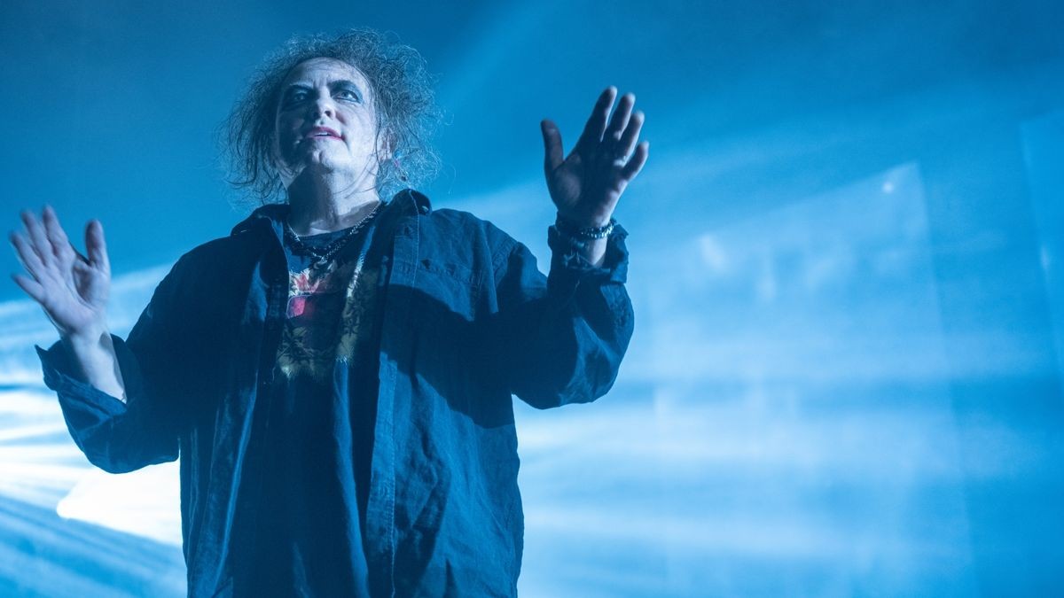 Die britische Band The Cure hat eines ihrer Live-Alben wiederveröffentlicht. Das Archiv-Foto zeigt Sänger Robert Smith am 16. Oktober 2022 in der Hamburger Barclays Arena.