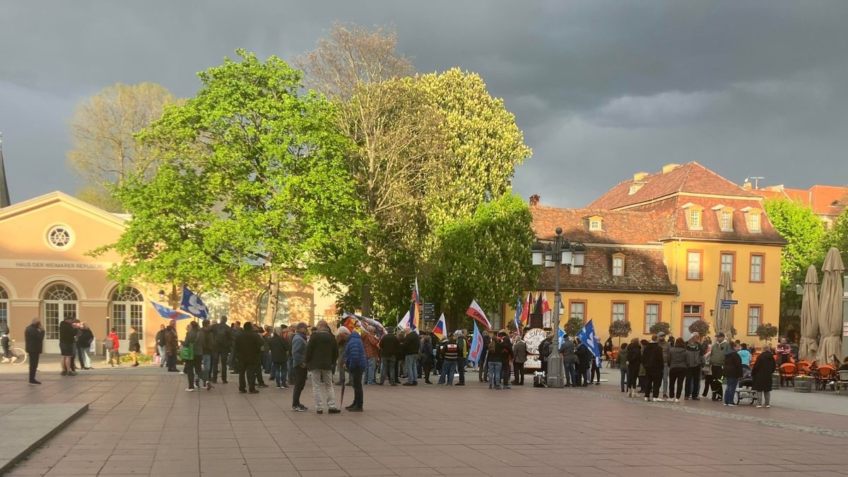 Zum sogenannten Montagsprotest hatten sich am Montagabend rund 210 Menschen in Weimar auf dem Theaterplatz versammelt. Auf der Rednerliste stand nicht zum ersten Mal der extrem rechte Aktivist Frank Haußner. 